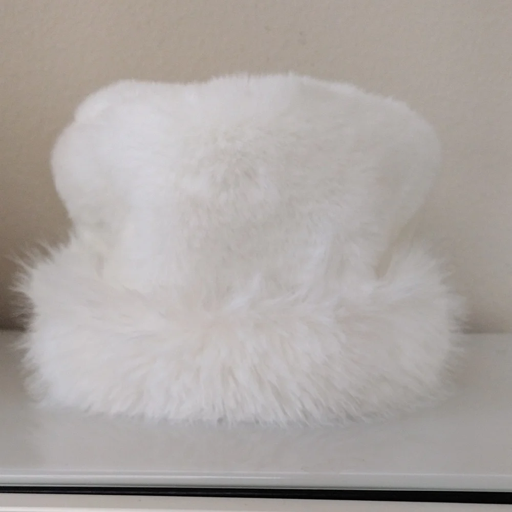 NWOT *White Faux Fur Bucket Hat - Picture 1 of 4
